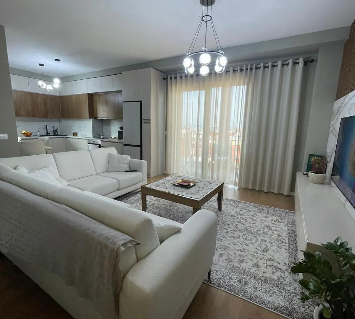 Garden Building Luxury Apartment 티라나