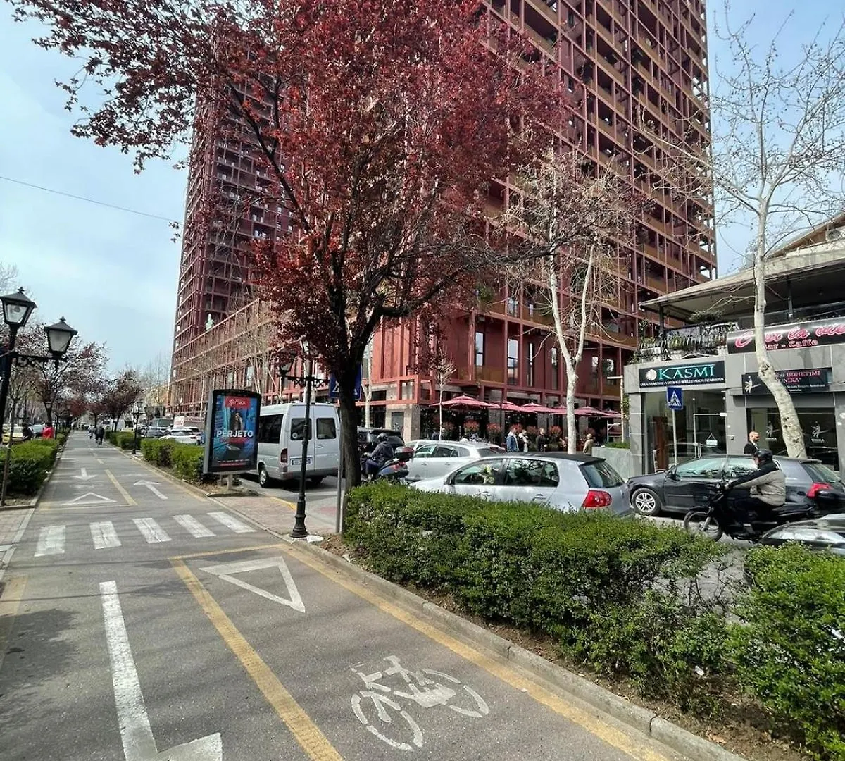 Garden Building Luxury Apartment 地拉那