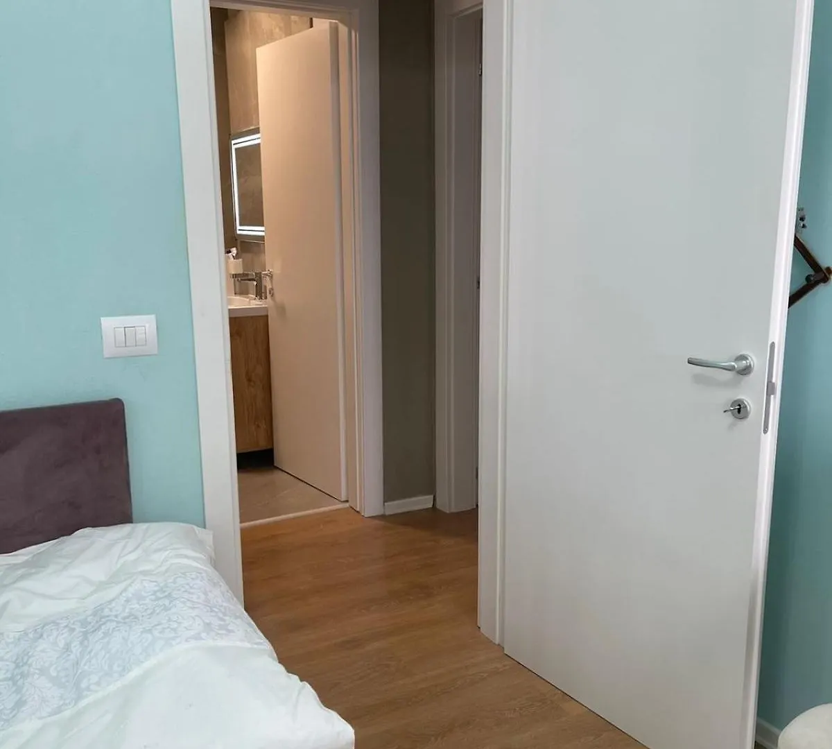 Garden Building Luxury Apartment 티라나