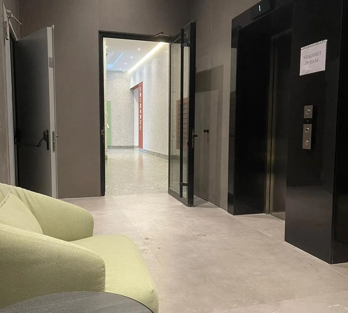 Garden Building Luxury Apartment 티라나