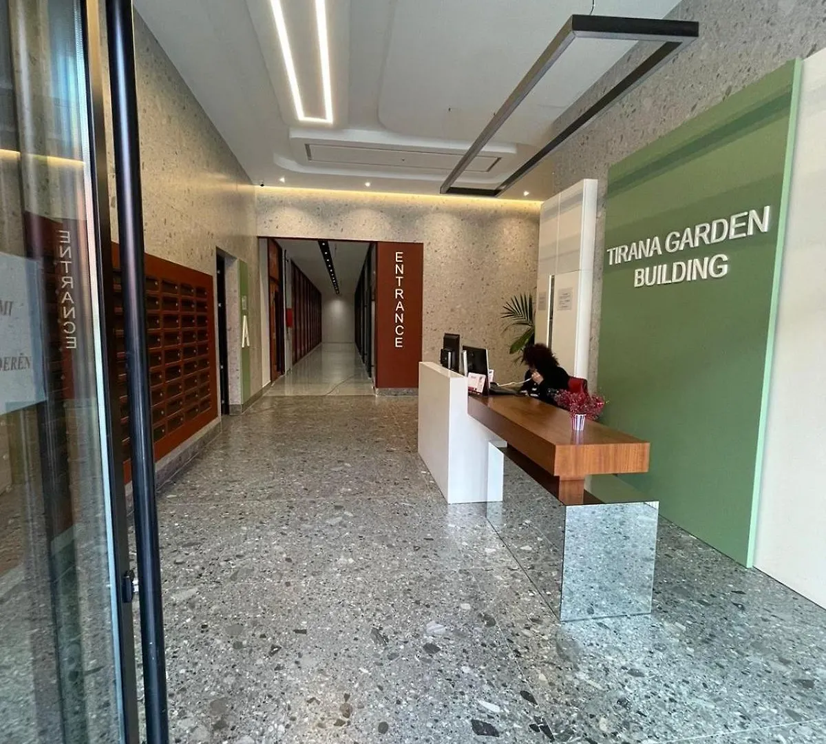 Garden Building Luxury Apartment 地拉那