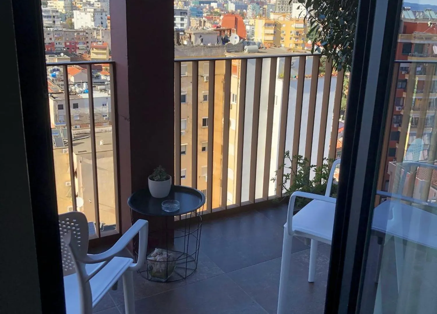 Garden Building Luxury Apartment 地拉那