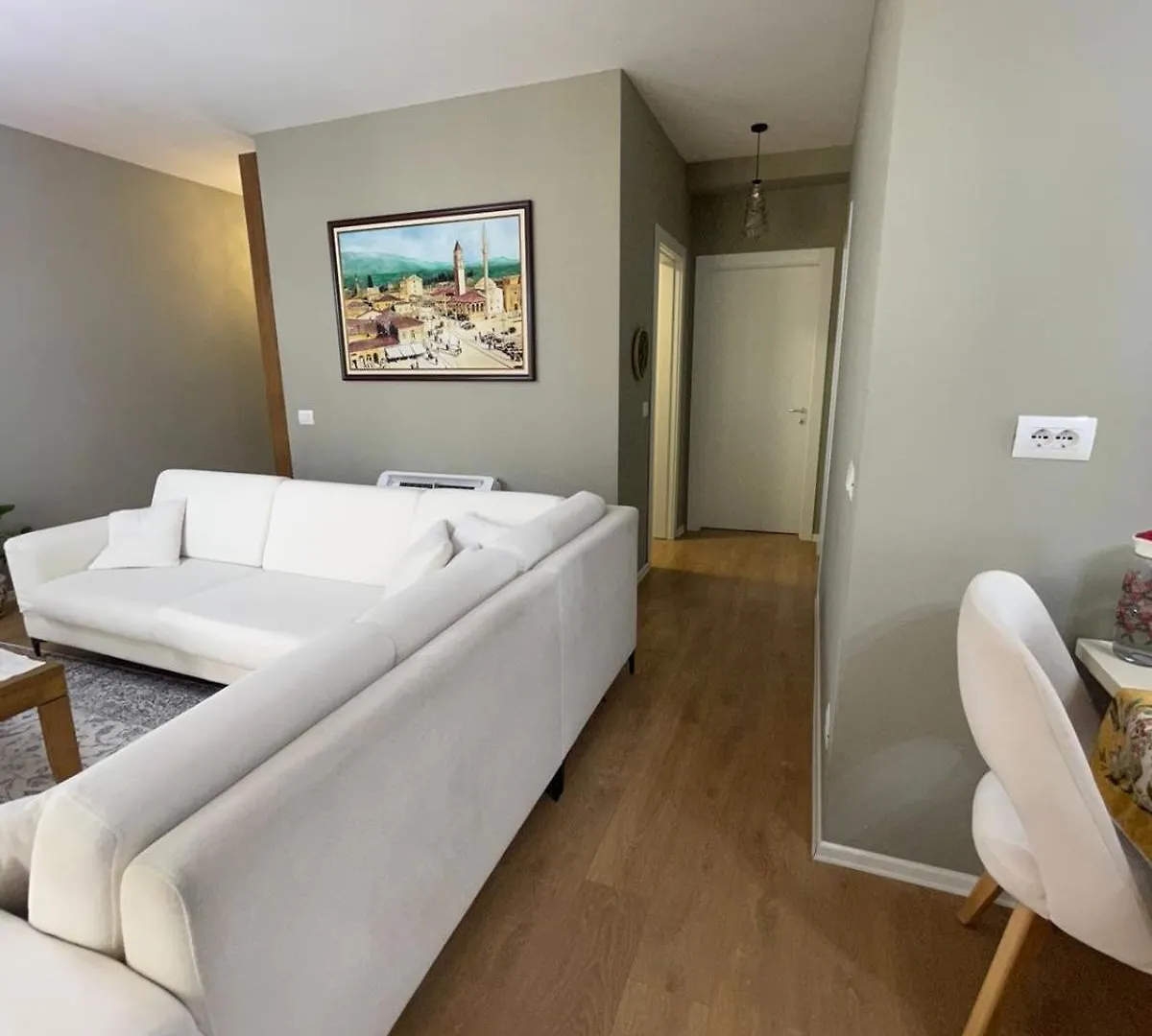 Garden Building Luxury Apartment 티라나